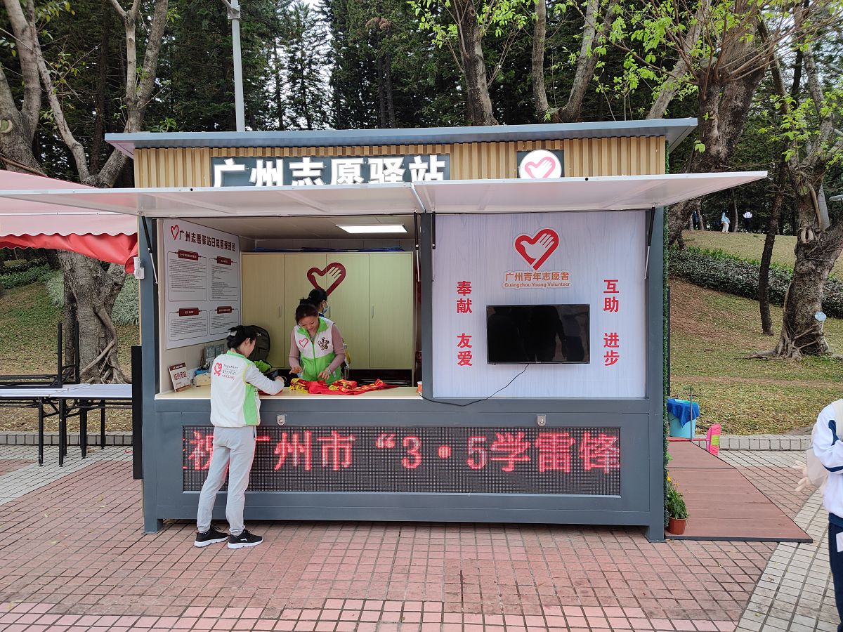 以为老年人理发、便民菜车进社区为主要内容写出具体案例