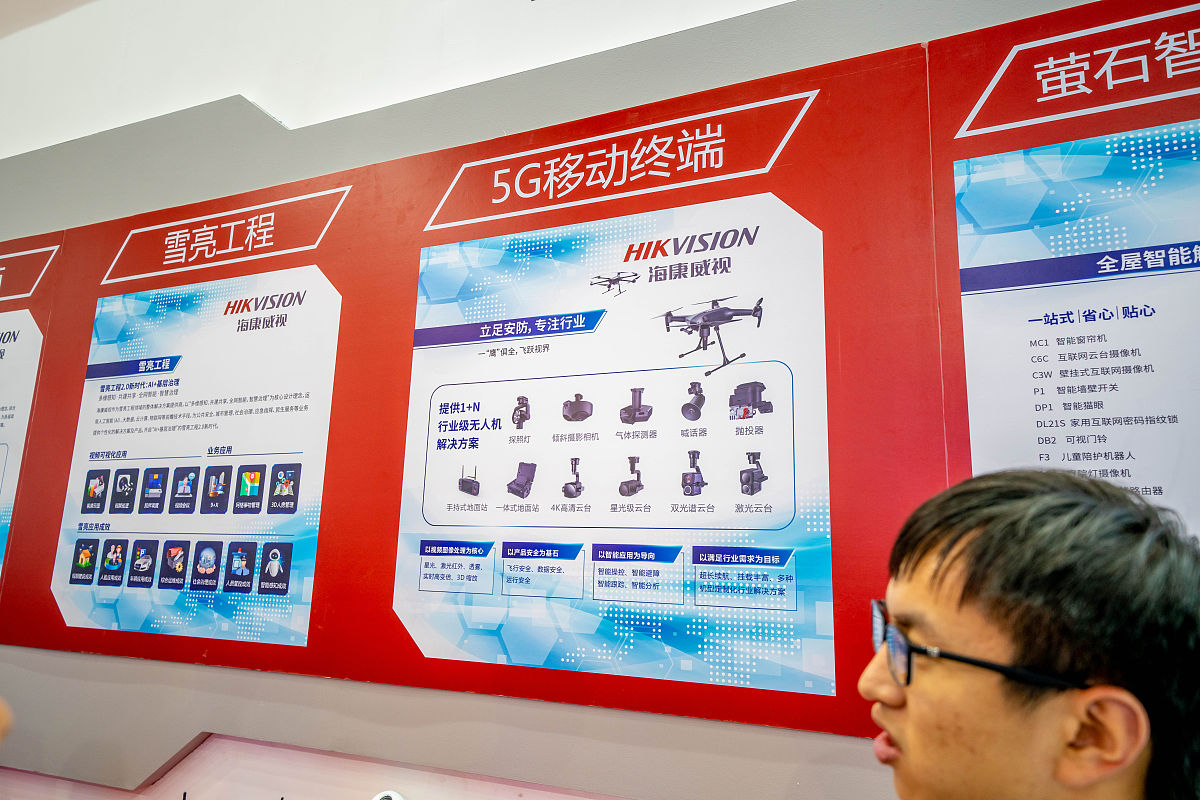 以 会议室的墙壁关键词图片 和 文化墙宣传栏的新增 为主题 写一篇文章