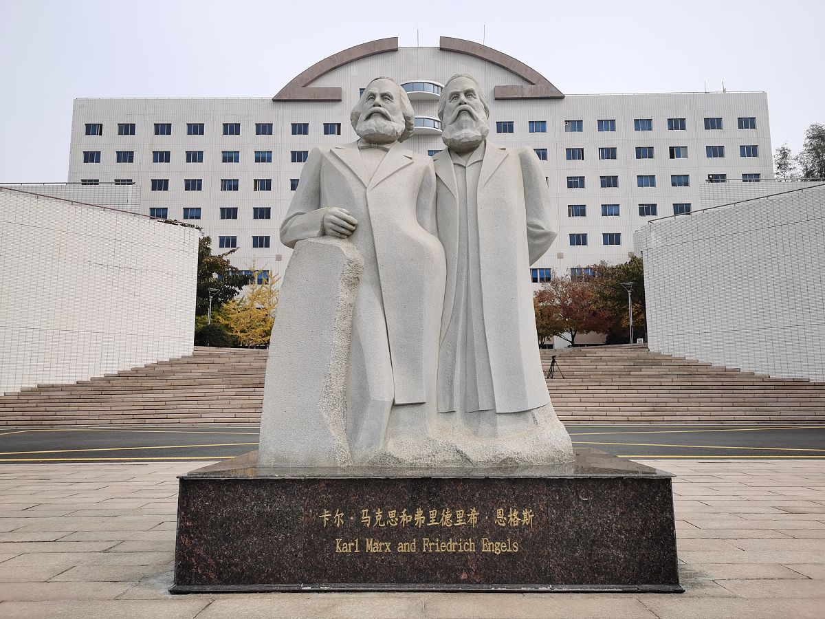 2021年11月3日,青岛,马克思和恩格斯塑像.