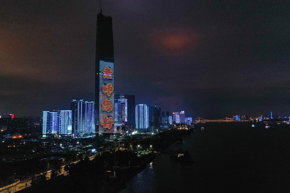 (如需下载使用,请务必署名:赵军)2020年9月10日晚,武汉两江四岸建筑群