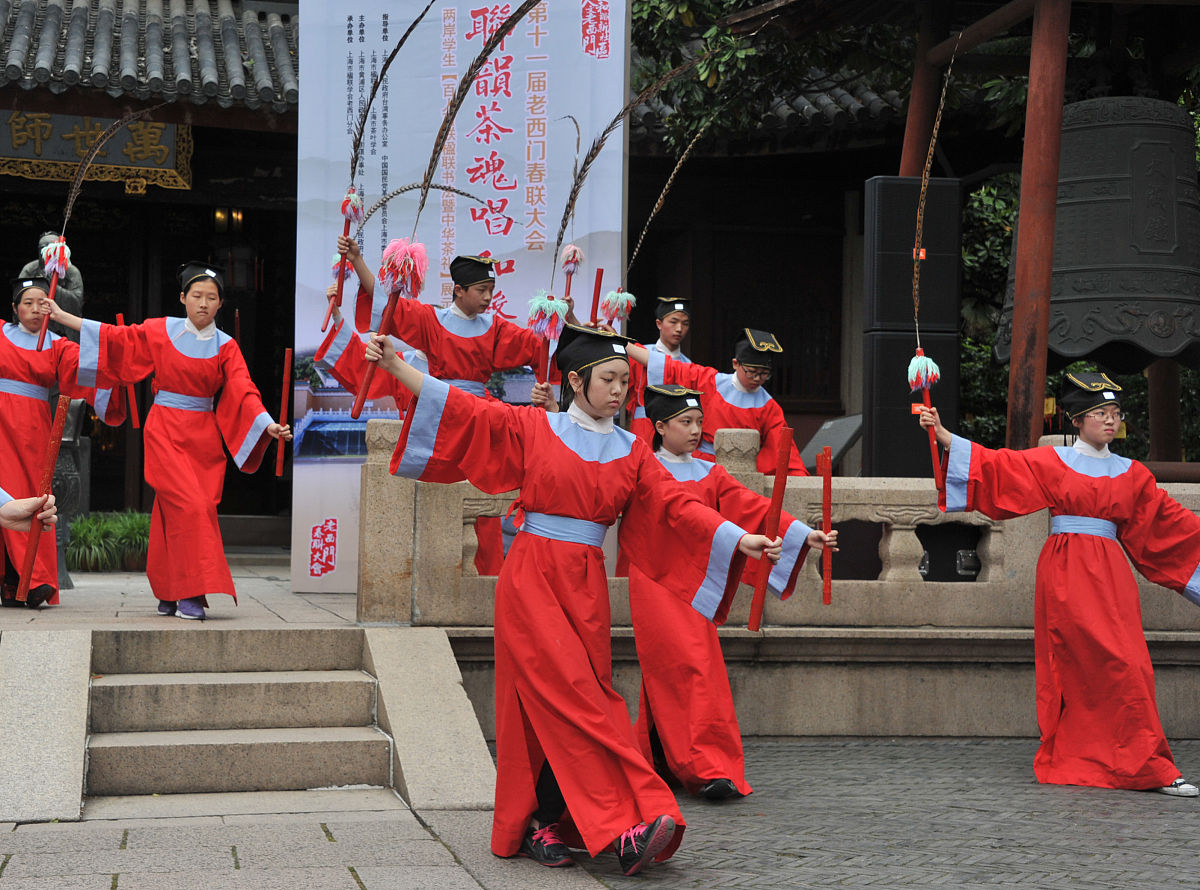 2016年5月7日,上海,两岸学生"百人百联楹联书法暨中华茶礼展示活动"如