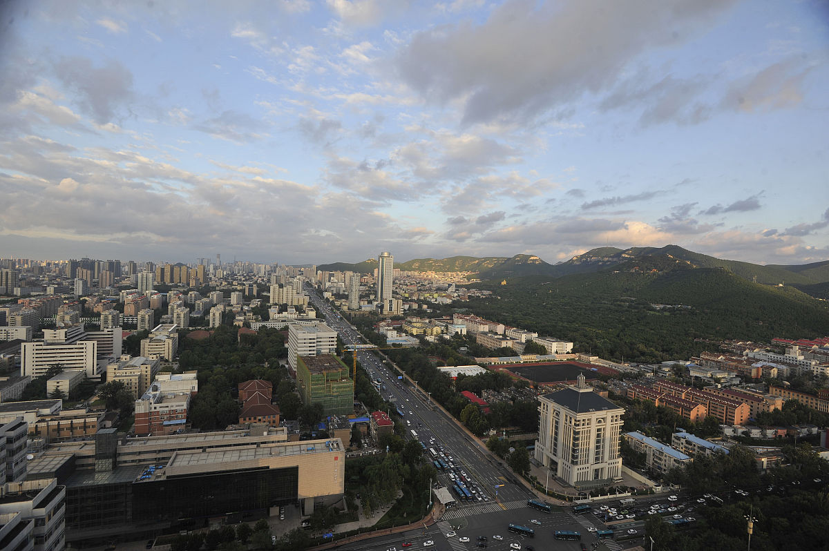 2018年8月15日,济南,一场阵雨过后,泉城济南傍晚现"层云"奇景,似魔幻