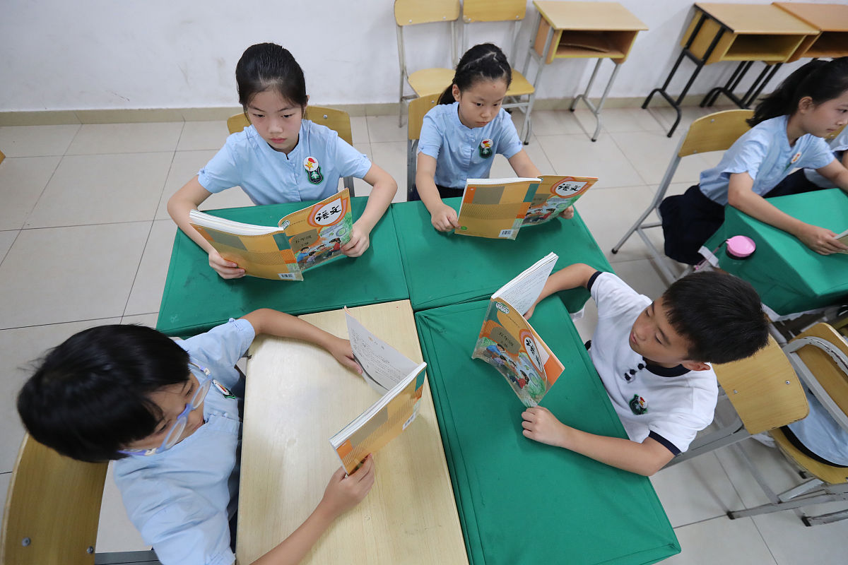 概括以下文章的主旨。文章为：以《掌声》为例重庆第二师范学院文学与传媒学院辛旭东冉艾灵在小学语文教学过程中朗读是必不可少的重要环节养成良好的朗读习惯能够为学好语文课程奠定坚实的基础。同时培养和提升学生朗读课文的能力能够提高其语言表达素养及对文章的理解并激发创造性思维。《义务教育语文课程标准2011年版》在关于阅读教学的建议中指出各个学段的阅读教学都要重视朗读和默读。各学段关于朗读的目标中都要求‘有感