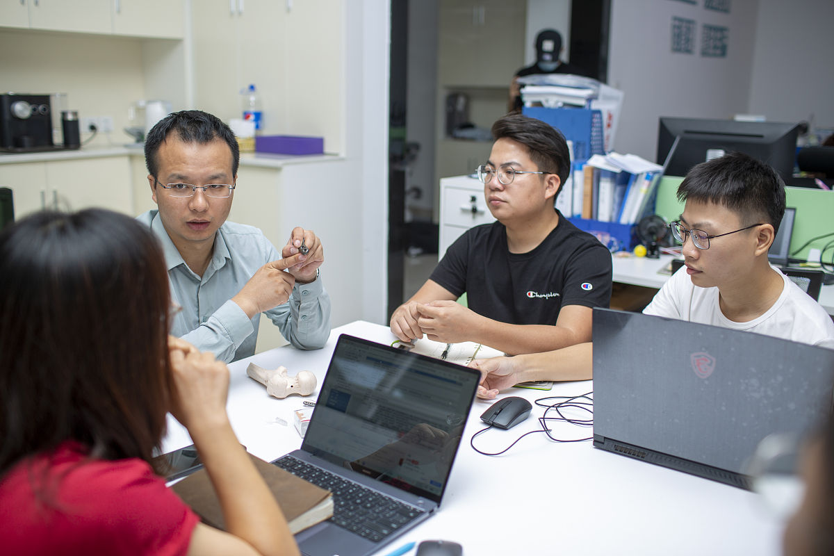 你是电子商务专业马上要毕业的大学生你的工作岗位是延安黄土情特产有限公司网络平台销售主管请总结自己专业学习与工作实践中存在的问题及原因写成一段话格式不少于500字。