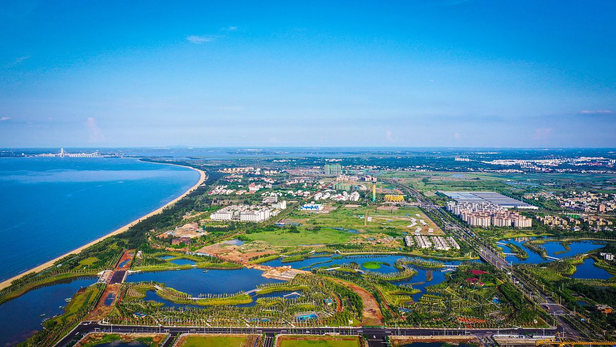 2021年7月13日,航拍经过生态修复退塘还湿后的海口江东新区起步区水系