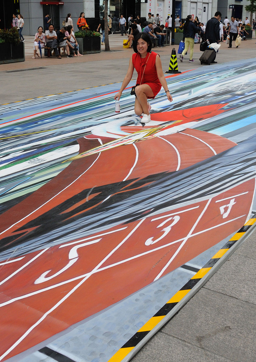   2015年09月09日,北京王府井大街,游客纷纷在新亮相的世界最长3d地画