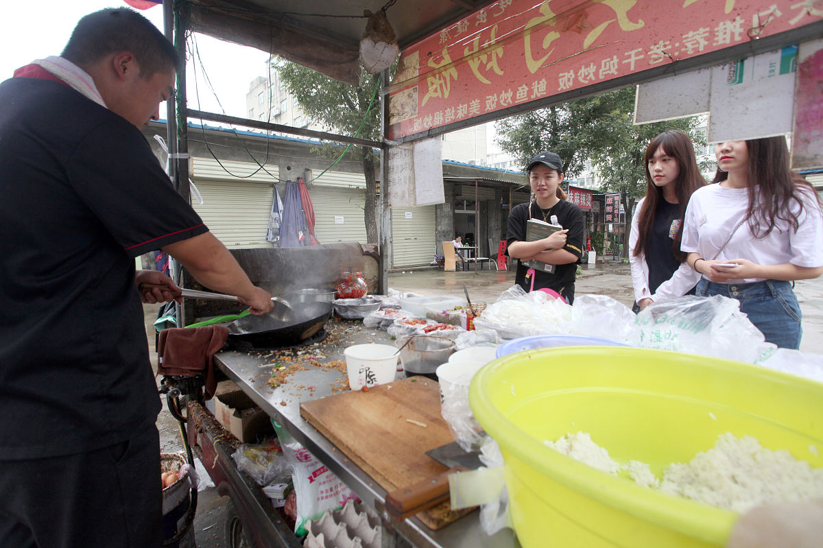 请评价温州一餐馆在洗拖把池接自来水勾兑橙汁200字批判黑心商人