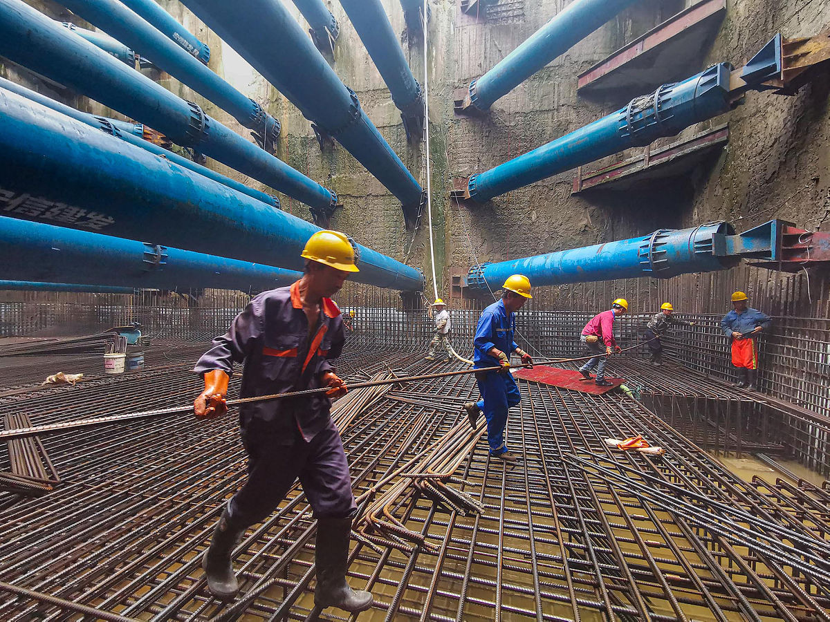 2021年8月15日,建设工人们协同在浙江省宁波市世纪大道综合管廊的地下