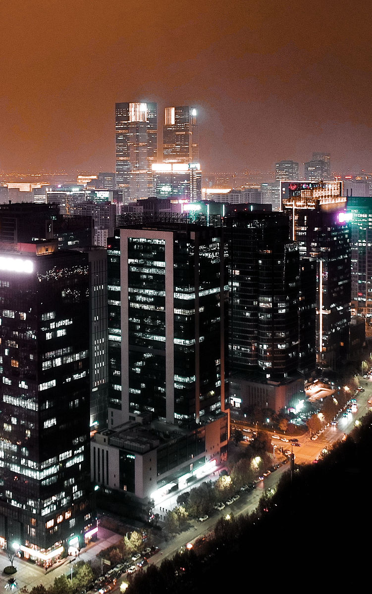 2020年12月8日,郑州夜景,郑<strong>东</strong>新区的写字楼夜间灯火通明.