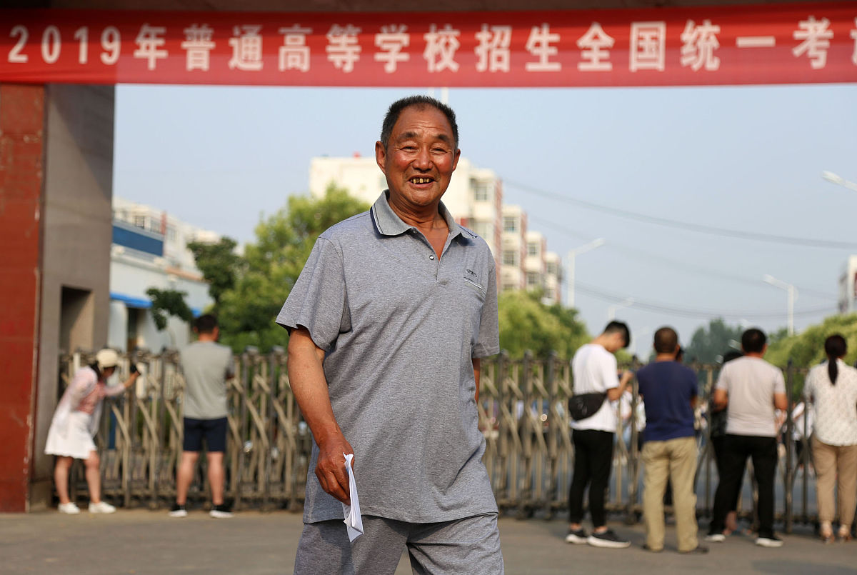 2019年6月6日,河南安阳滑县,感觉今年复习不错,站在考点门口,柳玉春满