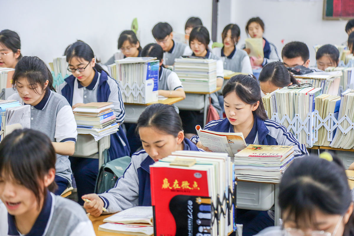 写一句评论朋友圈学生早操前抽空读书的评论中考前初中生争分夺秒学习的样子让人感动认真学习才能迎接美好未来！加油💪继续