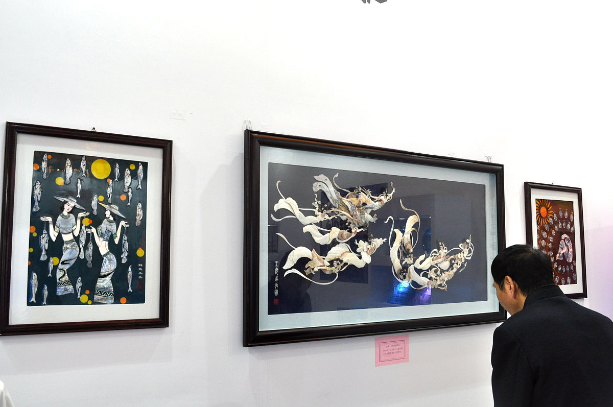 2018年12月1日,观众在首届长三角国际文化产业博览会上观展.由上海,浙