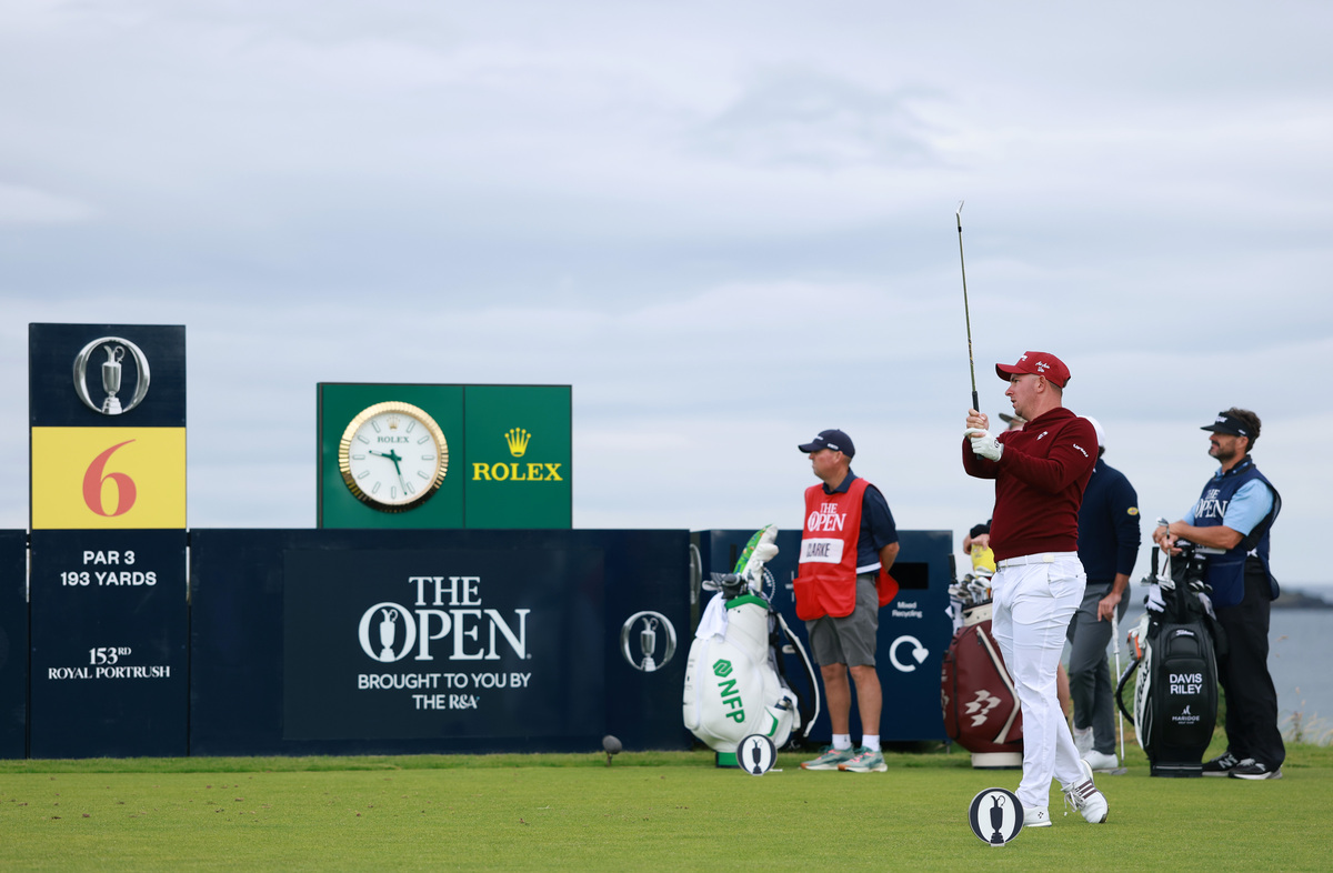 please translate the following English words to Chinese The Masters Tournament is not just about golf it’s also about the swag Augusta National Golf Club’s gift shop is a popular destination for fans