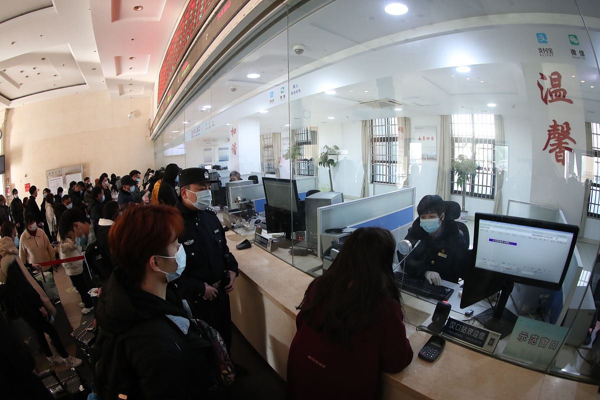 湖北省外国专家局政务服务大厅工作人员面试经验分享：面试题及回答示例