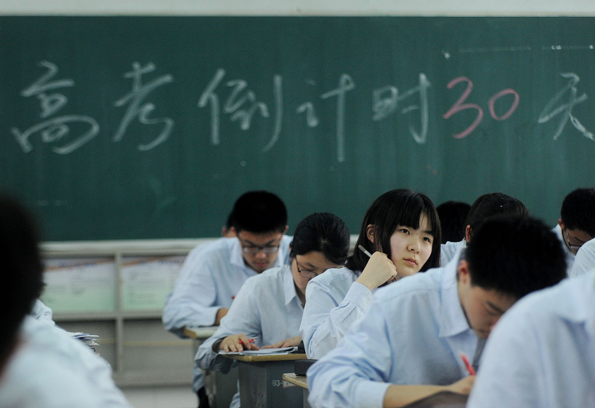 2016年5月6日,江苏扬州,高考倒计时一个月,在邗江中学高三班,学生们进