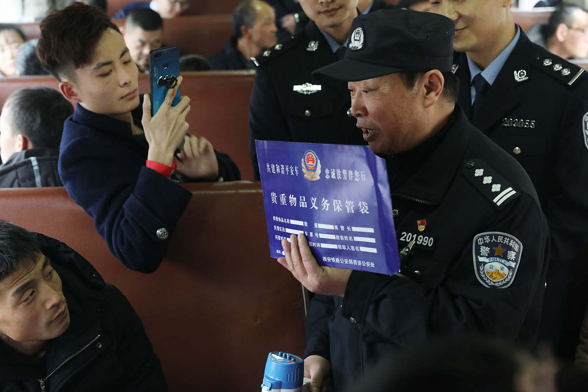 女子当着孩子的面顺走遗落的包近日陕西安康一家四口吃完饭不慎将包遗忘在椅子上女子当孩子面顺走别人的包失主回应现金不多证件卡重要归还酬谢女子已将包送到派出所称有事耽搁所以未及时送。围绕这篇博文写1条10字左右的评论