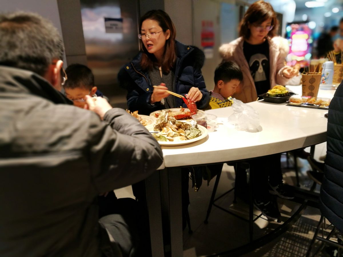 同事突然拉住我的手！午休吃饭排队发生了什么？