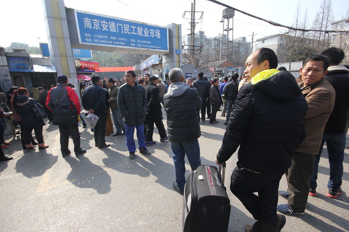 语序调整通顺5月23日罗斌主任陪同区商务委陈浪副主任到和润汽摩城开展安全检查何威书记参加。期间主要对市级安全专家对和润汽摩城暗访督查交办的问题整改现场进行查看依次检查了地下车库私自改仓库、车库消防管网未实现中控联网、部分仓库私自搭建阁楼等重点问题整改现场。罗斌强调安全工作是决定企业发展的最下限务必针对市级督办问题高度重视举一反三全面整改全力确保市消安会关于和润汽摩城市级安全暗访督查交办问题的整改复