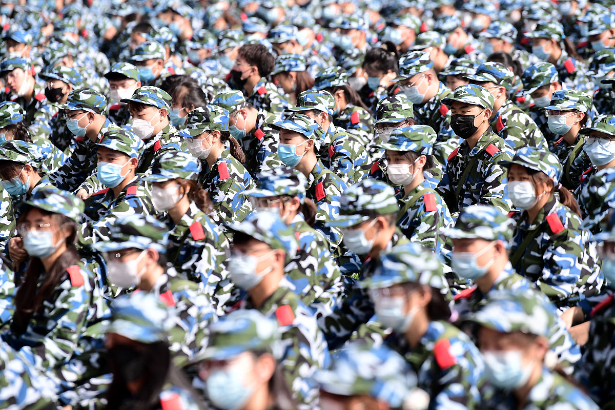 翻译Military-style travel has become the latest fashion among Chinese college students who spend as little much money as possible to travel to as many places as they can during the weekend rarely taking