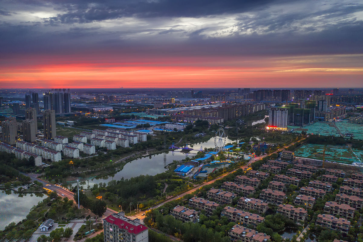 2021年5月16日,山东滨州,雨后傍晚天空出现晚霞,映红半边天.
