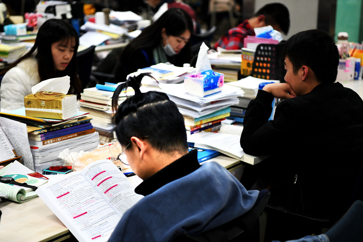 2018年12月16日晚,武汉一高校图书馆,考研学生遍布图书馆各处抓紧复习