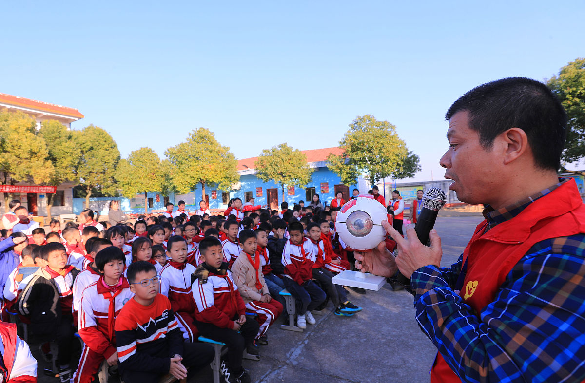 2021年12月6日,江西吉安,泰和县杏岭小学举行科学预防近视科普讲座,志