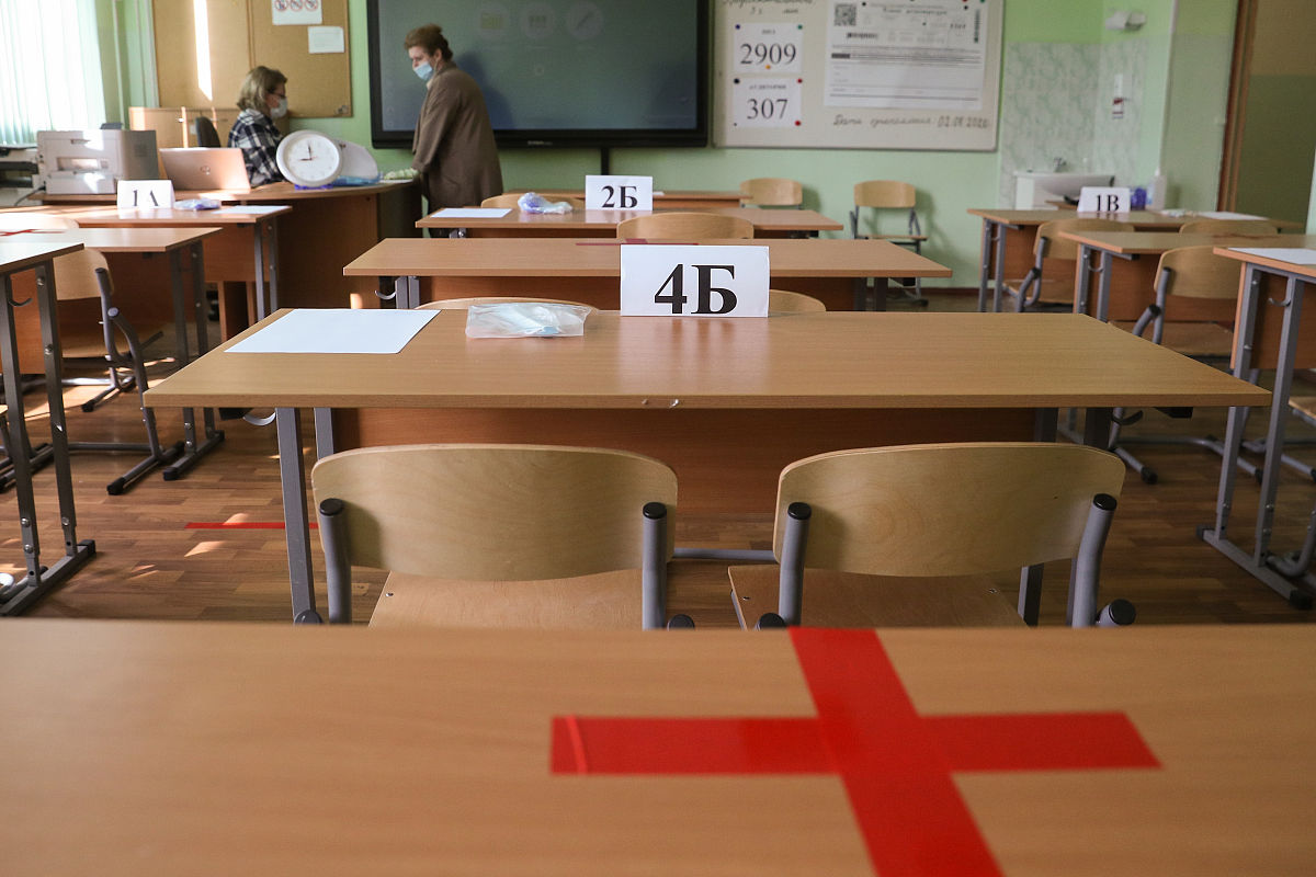当地时间2020年7月20日,俄罗斯莫斯科,中学生参加全国统一英语考试.mo