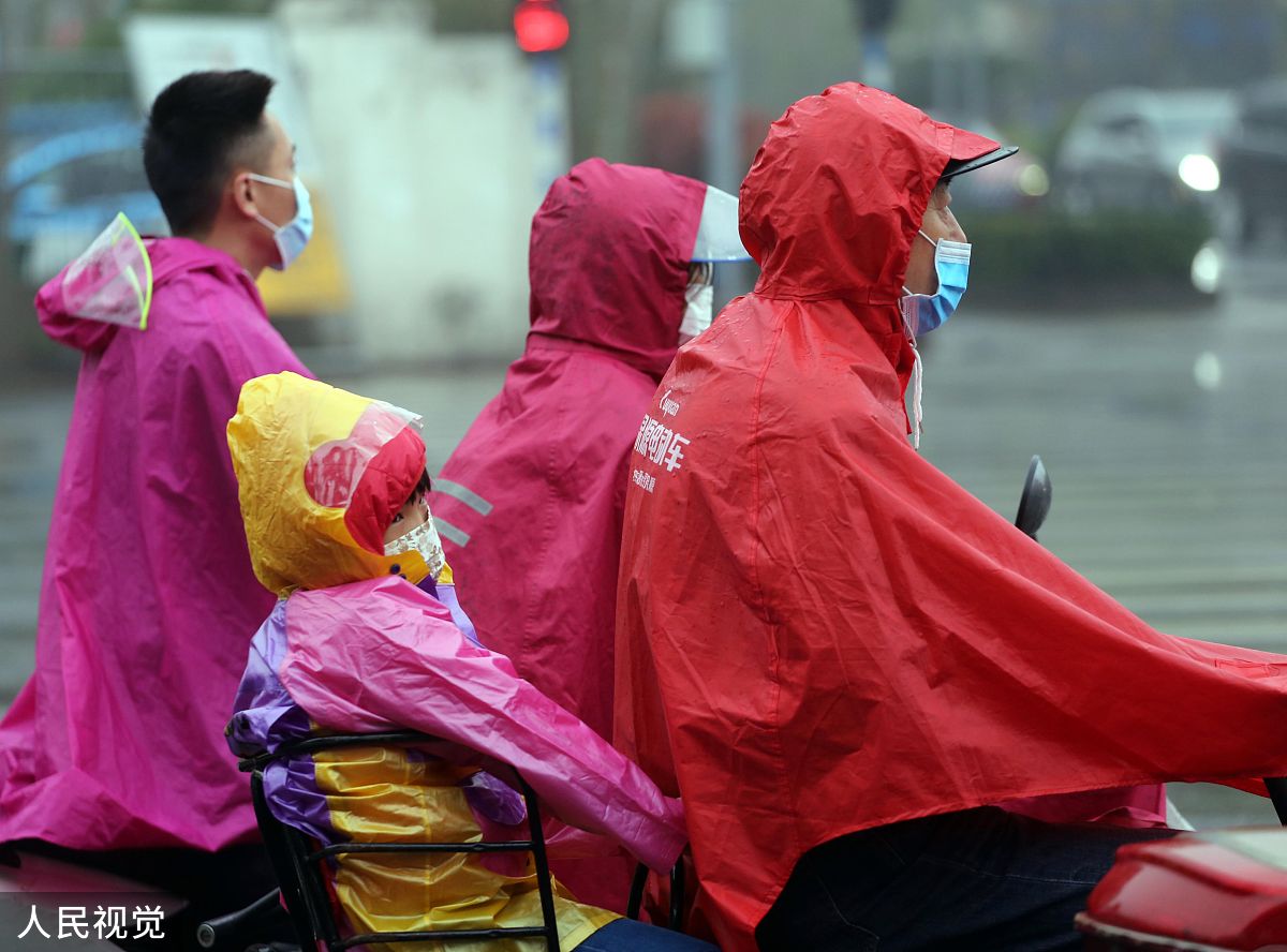 在全球变暖背景下许多研究表明倒春寒发生的日期在显著的提前文献。在我们的研究中我们也发现大部分区域发生倒春寒的日期是在提前的SI。但也有少部分区域发生倒春寒的日期在推迟。改写这段话使其更加深入加长字数