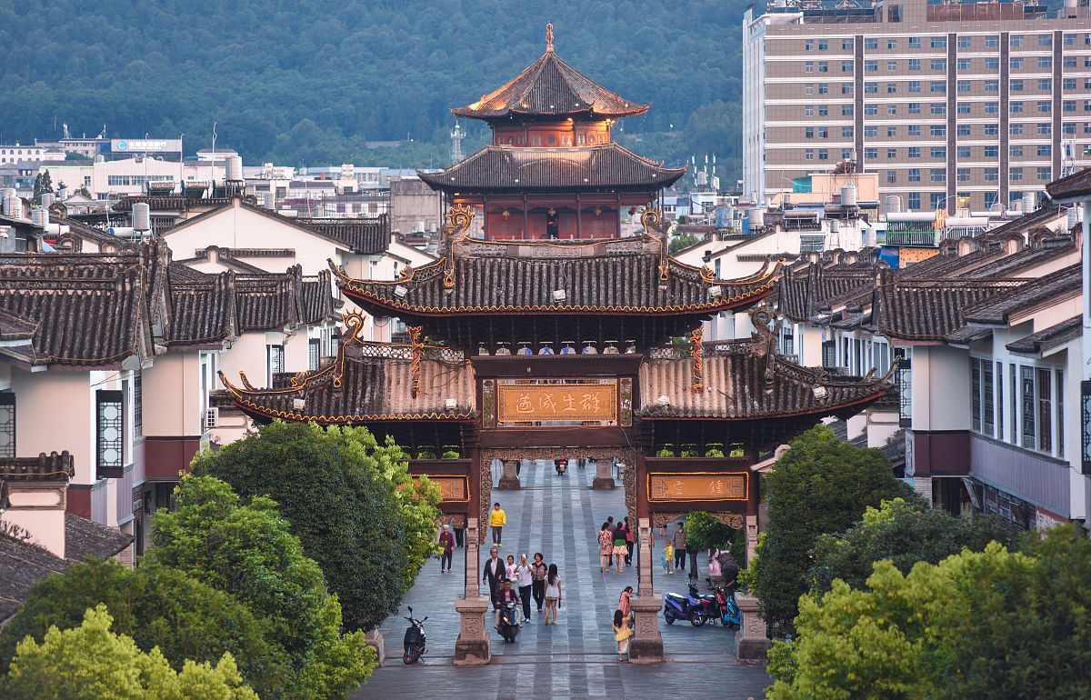 2015年8月12日,云南保山,腾冲老城区风光.傍晚文星街的建筑亮起霓虹灯