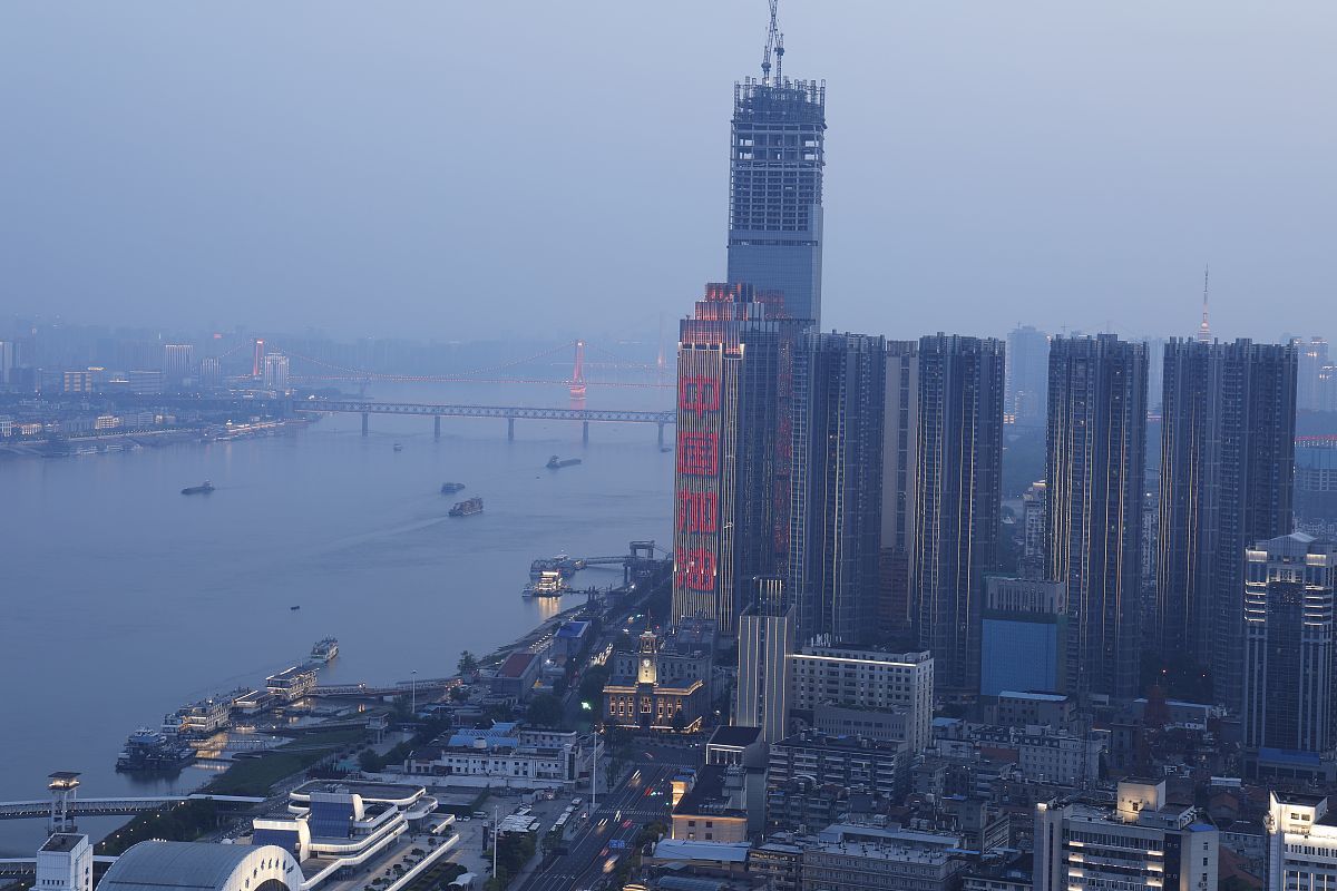 2020年4月19日,武汉,汉口江滩附近商区灯光秀.