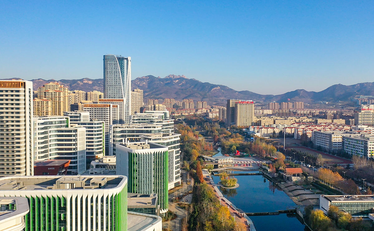 2021年11月24日,山东省青岛市,李村河两岸红叶似火,黄叶如金,绿水荡漾