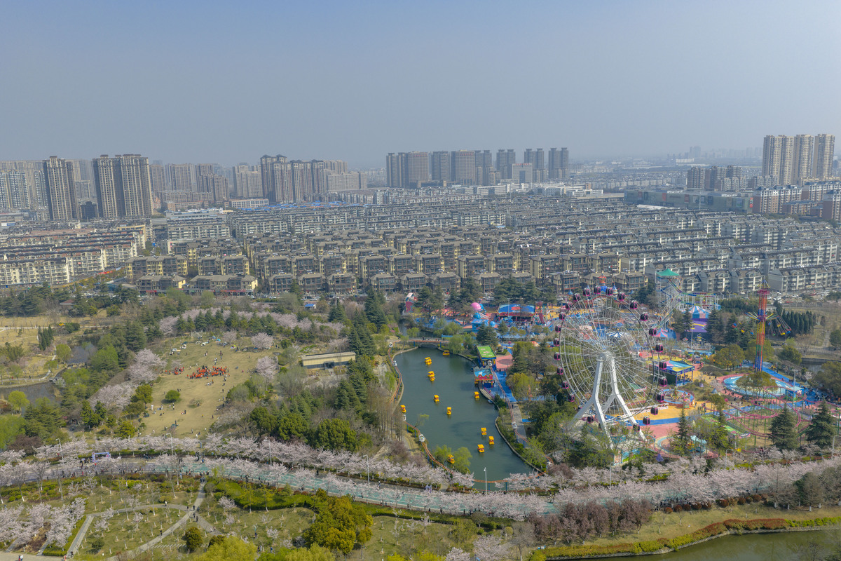 2026年3月29日,江苏淮安,樱花园全长1099米的樱花大道