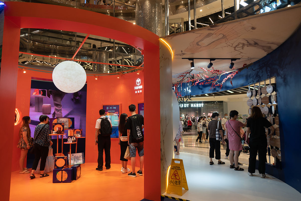 2021年8月28日,上海,来伊份"礼遇东西"中秋快闪店登陆静安大悦城.快闪