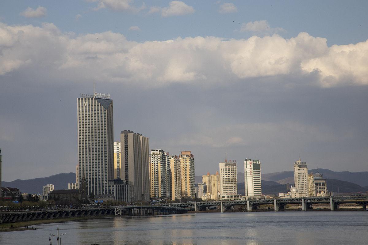 2020年4月25日,吉林省吉林市蓝天白云为北国江城增添了一抹亮色.