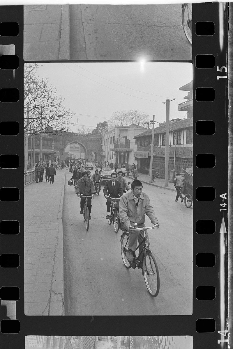 我们每天生活在短视频和虚拟的社交关系之中却不关注身边的变化。生活在城市的人会发现基于琐碎生活的 附近〞在消失。逐渐消失了对周遭世界的感知和体认忽略附近的真实体验。每天刷社交媒体却不会关心身边的人和事。本次实训希望收集和累积大家的日常体验把自己作为方法用照片激活感知生活的能力更好地关注日常生活的细节。附近拍摄项目就是一种以我们个体出发从每个人自己出发的一个小小的社会行动。二、项目简述我们身边的建筑空