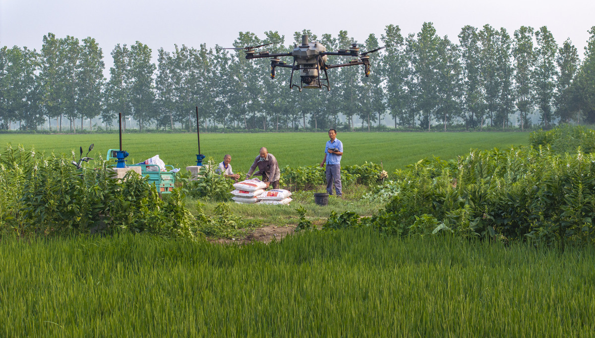 写一篇关于无人驾驶双系统分带喷施机的项目计划书
