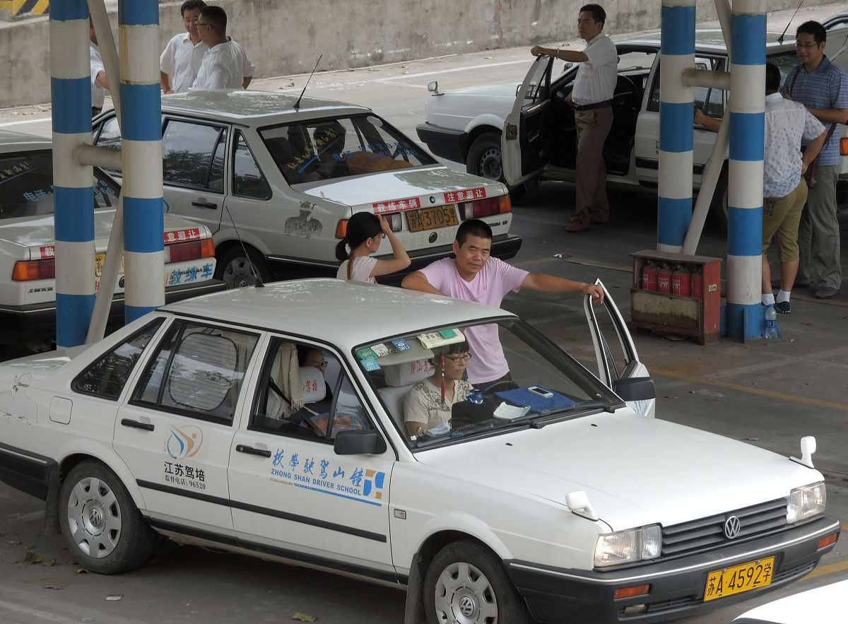 新手学车技巧：从入门到精通的完整指南