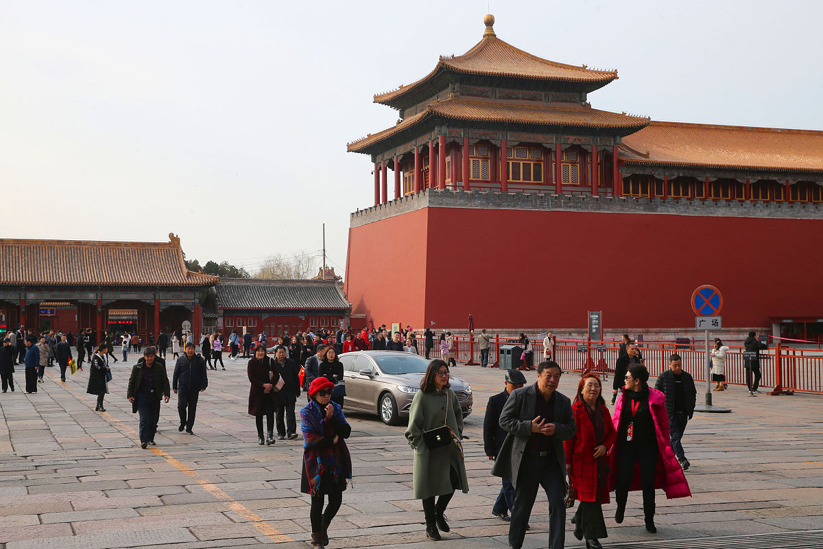 2019年2月25日,星期一,北京故宫正常闭馆,来自全国各地的游客在故宫外