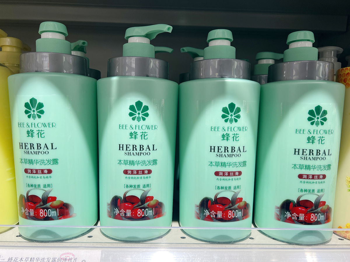 牛油果甘菊洗发露：告别毛躁，轻松梳理头发