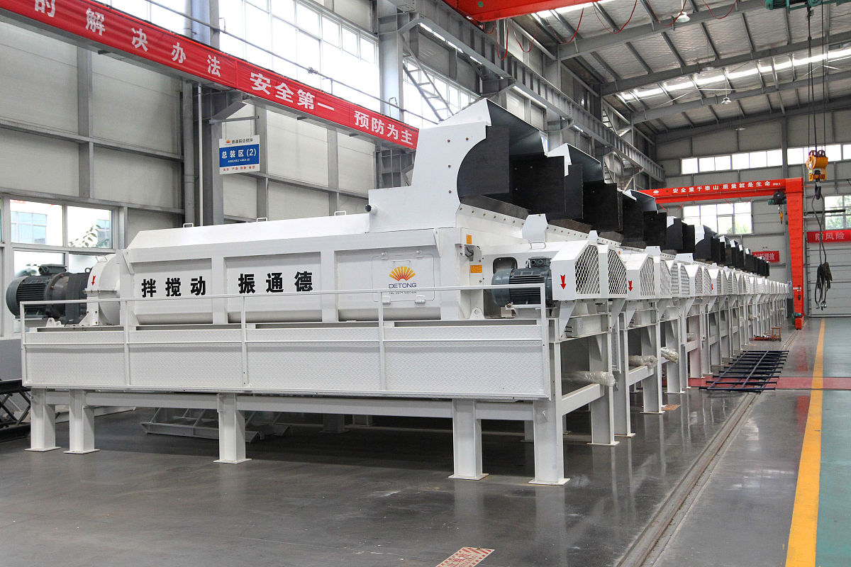 垫料的设备选型 帮我用200字详细描述