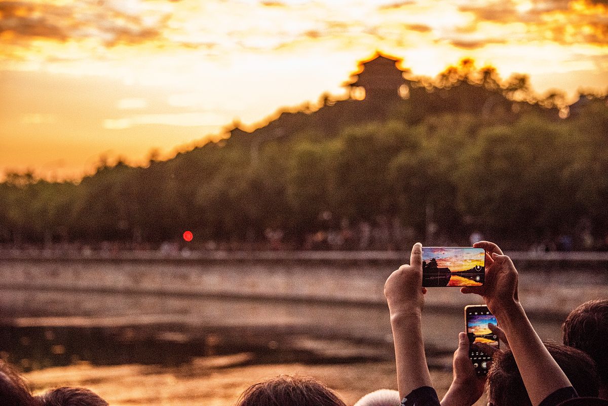 扮演一名旅游爱好者自媒体博主根据以下内容写出一篇2000字旅游短视频原创文案文字表达思路清晰有自己的见解不要推荐景点跟地方旅行唤醒你内心最美好的期待