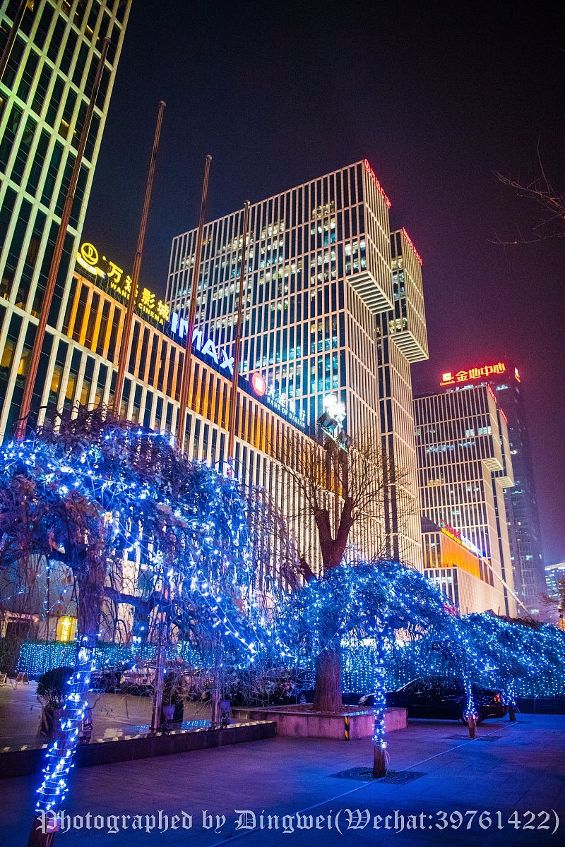 2016年11月28日,北京,从索芙特酒店开完会出来,天已经黑了.万达广场周