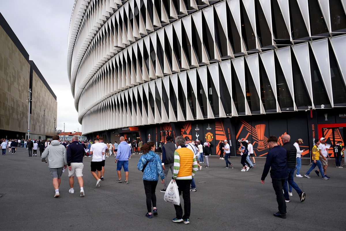 你现在是一个六年级学生请用英语选择一个公共场合写5-10句文明贴士小作文