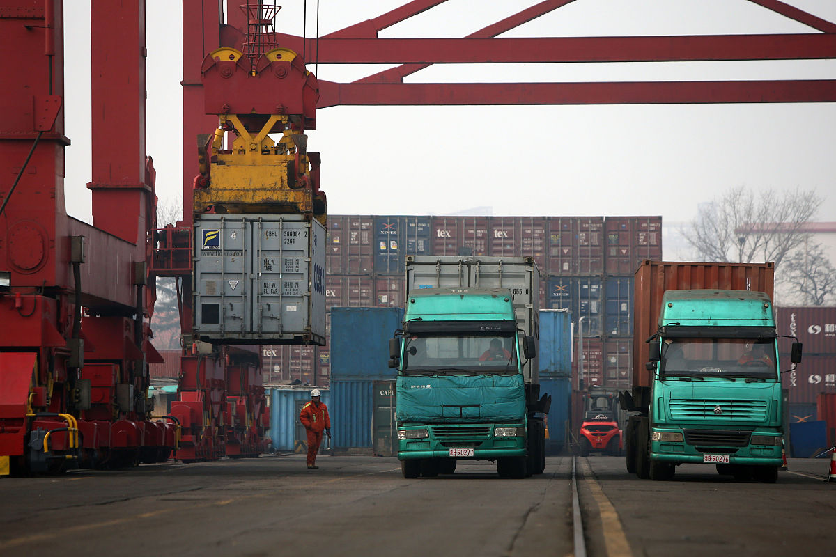 换一种说法下面这段话。且也要这么多字。目前，我国铁路集装箱运输的重要问题是运输设备的现代化水平相对较低，缺乏装卸搬运机械、专用车辆、处理站等设施。这不仅会影响装卸速度和效率，还容易造成标准箱损坏，增加运输成本。由于专用平车不足、集装箱场分布不合理等问题，集装箱专用车底的装备不足，影响了运输效率。目前，我国铁路集装箱较为单一，因为冷藏集装箱、干燥散装箱等数量严重不足，因此严重影响了运输质量与效率，制约了铁路与其他运输方式的发展。