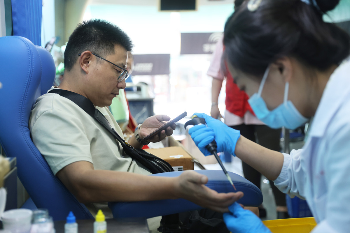 二患者男75 岁诊断为急性左心衰。医嘱急查血气分析。问：1护士何时采集血液标本？何时送检？2护士可在哪些部位采集血液标本？描述各部位进针角度？3如何判断是否误入静脉若误人静麻如何处理？