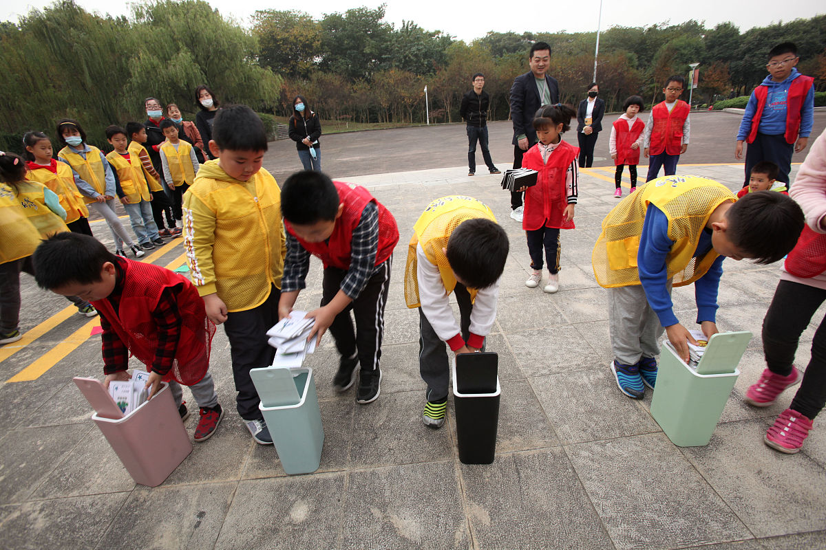帮我写一份给小学生游玩的生态科普电子严肃游戏的故事情节
