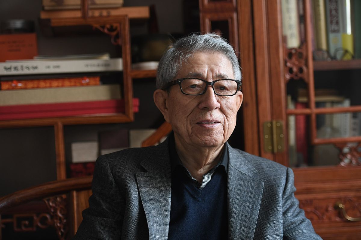 2020年12月3日,在沈阳王贺良书法工作室接受采访的书法家王贺良.