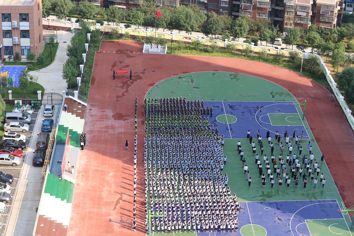 2019年9月2日,开学第一天,山东济南天桥区一小学在操场上组织升国旗,
