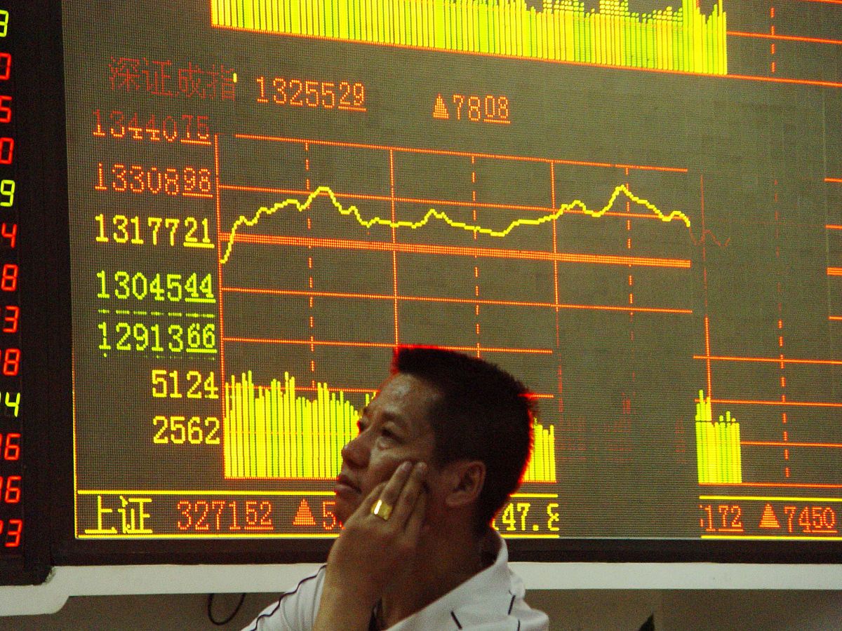 2009年7月22日,投资者在海南省海口市一家证券营业部关注股市行情.
