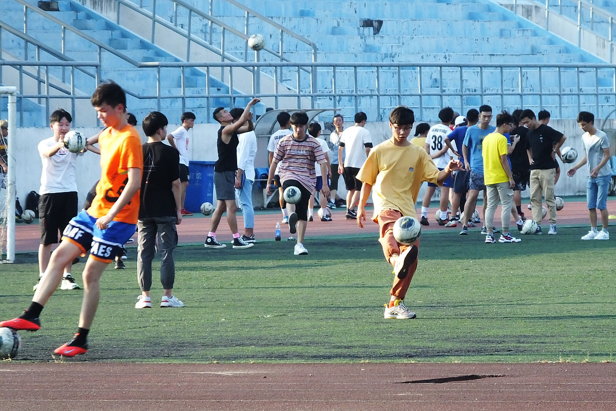 如何邀请一位足球高手参加大学五人制比赛